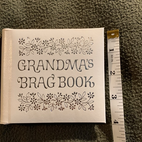 Vintage C.R. Gibson’s Grandma’s Brag Book in original box. Approx 4.5” x 4”. - Picture 7 of 12